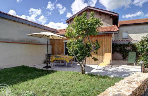 Balbigny House | Gîte confortable avec jardin privé à Balbigny - FR-1-496-282