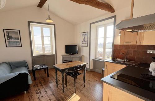 Saint-Andre-dʼApchon House | Gîte cosy avec jardin et Wi-Fi, escapade romantique - FR-1-496-142