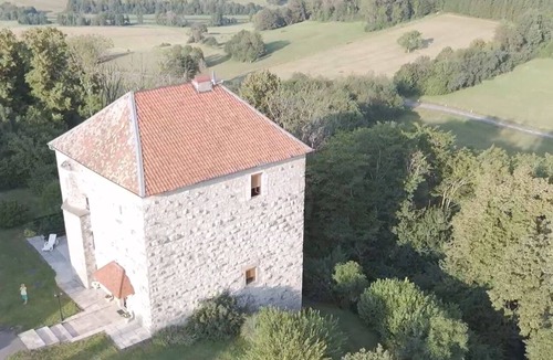 Cotebrune House | Gîte dans une très jolie tour carré du XII siècle pour 6-8 personnes à COTEBRUNE
