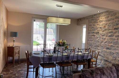 Pierrefitte-sur-Loire House | Gîte de Charme Rénové à Pierrefitte-sur-Loire, Vue sur Campagne - FR-1-489-334