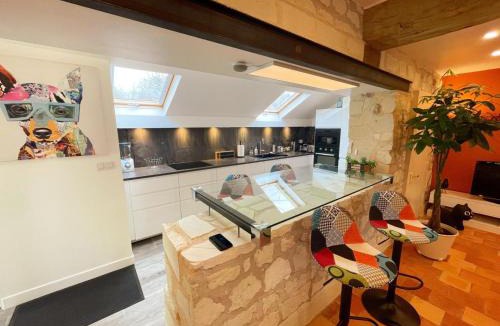 Savigny-en-Veron House | Gîte de charme avec piscine chauffée, clim et WiFi en Loire - FR-1-381-602