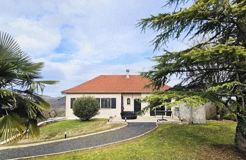 Meyssac Villa | Gîte de France (sleeps 6)