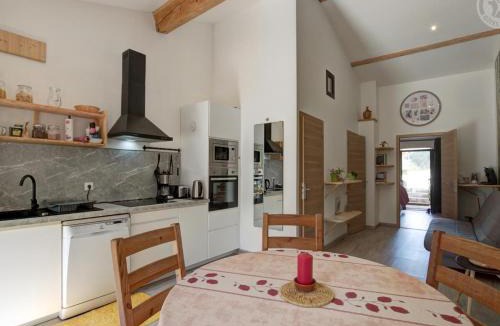 Saint-Julien-Molin-Molette House | Gîte en pierre du 18ème siècle avec vue sur vallée, jacuzzi et terrasses - FR-1-496-335