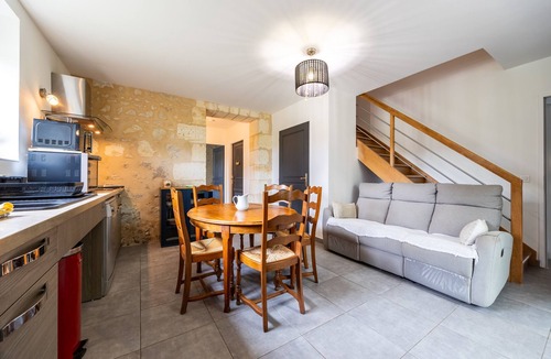 Robins Bay House | Gîte L'Ombrière with Shared Pool, Communal Terrace and Wi-Fi