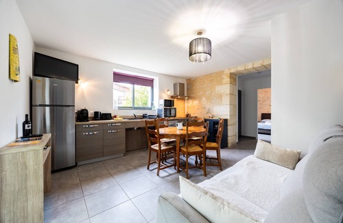 Robins Bay House | Gîte L'Ombrière with Shared Pool, Communal Terrace and Wi-Fi