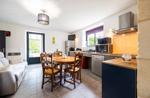 Robins Bay House | Gîte L'Ombrière with Shared Pool, Communal Terrace and Wi-Fi