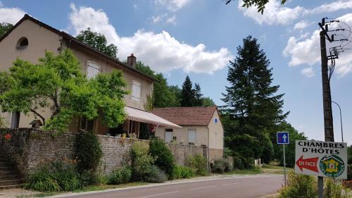Saint-Sernin-du-Plain House | Gîte la Providence