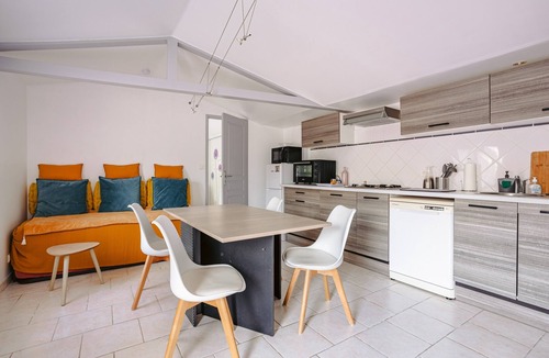 Courcon House | Gîte Le Romarin: Shared Pool, Communal Terrace & Wi-Fi in Courçon