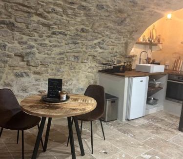 Saint-Paulet-de-Caisson House | Gîte romantique en pierre voûtée