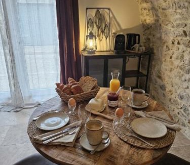 Saint-Paulet-de-Caisson House | Gîte romantique en pierre voûtée
