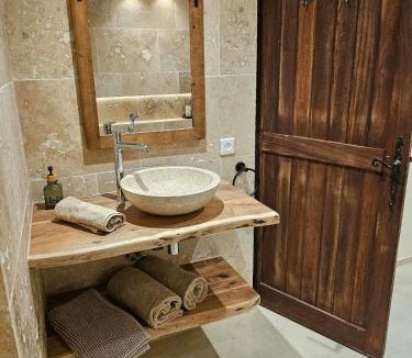 Saint-Paulet-de-Caisson House | Gîte romantique en pierre voûtée