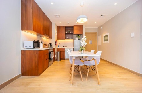 Dubai Apartment | Günstige Unterkunft mit Hafenblick in Port de La Mer