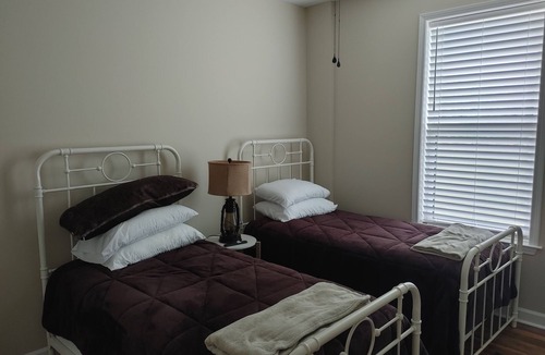 Dover Cabin | Ga SOUTHERN UNIVERSITY STATESBORO, BROOKLET, 3-BR LODGE PETS OK, FARM POND