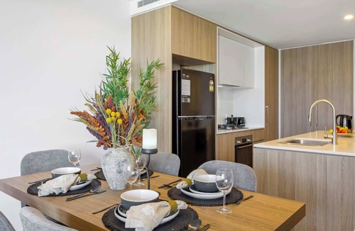 East Brisbane Apartment | Gabba Retreat - Rooftop Pool & Stunning City View