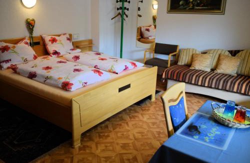 Egloffstein Hotel | Gaestehaus Grau
