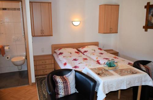 Egloffstein Hotel | Gaestehaus Grau