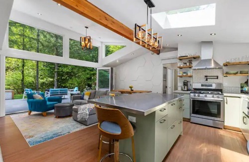 Geneva House | Galbraith Mtn Basecamp with Hot Tub & Playground