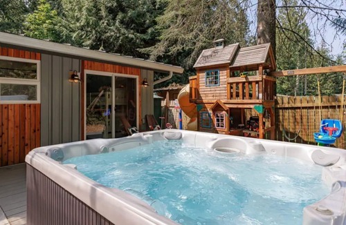 Geneva House | Galbraith Mtn Basecamp with Hot Tub & Playground