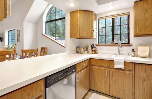 Geneva House | Galbraith Mtn Forest Retreat - pedal to world-class mountain biking trails!