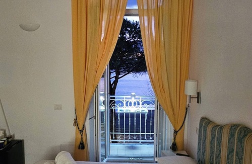 Maiori Resort | Galene - beachfront Costa d'AmalfinnCharming double bedroom with seaview balcony