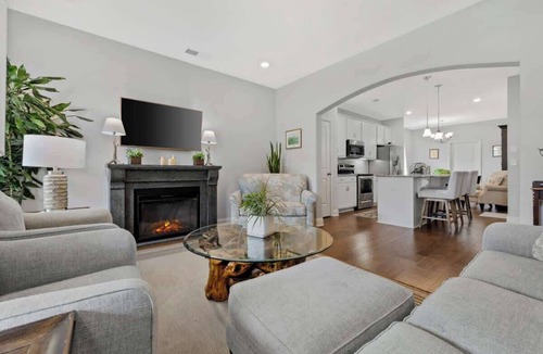 Gallatin Condo | Gallatin Gem | Sleeps 7 + Pool & Music Nearby