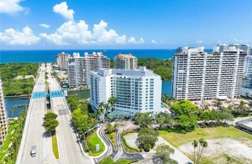 East Fort Lauderdale Hotel | GalleryOne Doubletree Hilton GC Turtle Cove