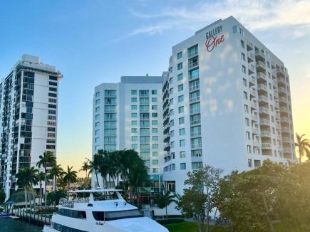 East Fort Lauderdale Hotel | GalleryOne Doubletree Hilton GC Turtle Cove