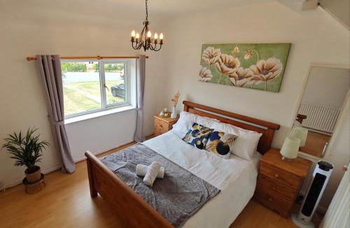 Easingwold House | Galtres House -Spacious Home with Garden & Parking