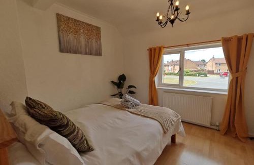 Easingwold House | Galtres House -Spacious Home with Garden & Parking