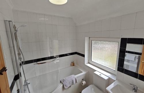 Easingwold House | Galtres House -Spacious Home with Garden & Parking