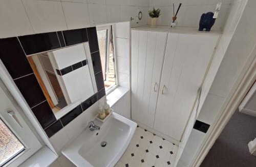 Easingwold House | Galtres House -Spacious Home with Garden & Parking