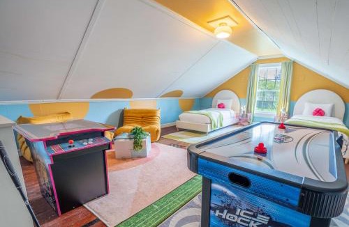 Evans House | Game-Filled Escape w Golf