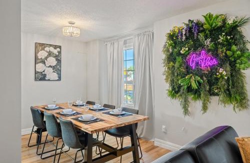 North Central Edmonton House | Game Frame 2 Kitchens 4 Min to Royal Alex DT