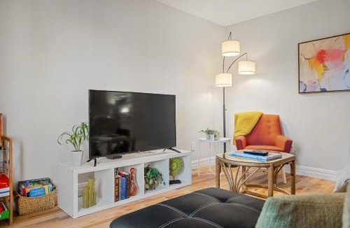 North Central Edmonton House | Game Frame 2 Kitchens 4 Min to Royal Alex DT