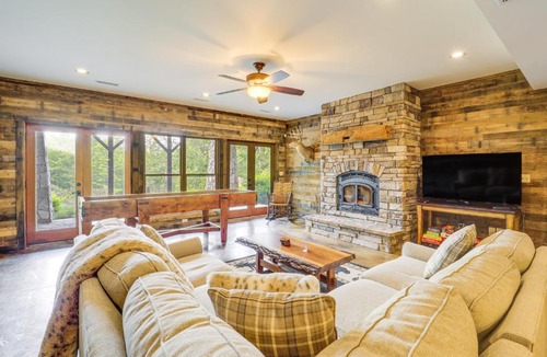 Spruce Pine House | Game Room + Deck: Spacious Spruce Pine Retreat!