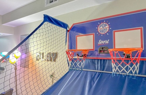 Tallahassee House | Game Room-Dogs-Fence yrd- King Bed