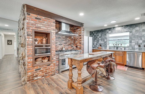 Bearss Plaza House | Game Room! Group Getaway 7 Mi to Adventure Island