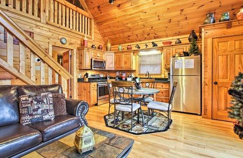 Black Bear Falls Cabin | Game Room & Hot Tub! Black Bear Falls Resort Cabin