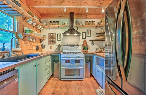 West Dover Cabin | Game Room & Hot Tub: Pet-Friendly Mount Snow Gem