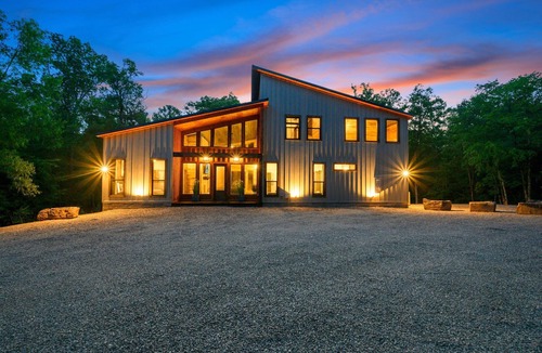 Broken Bow Cabin | Game Room - POOL - 4 King Bedroom + Bunk Room with Spacious Patio on a Creek!