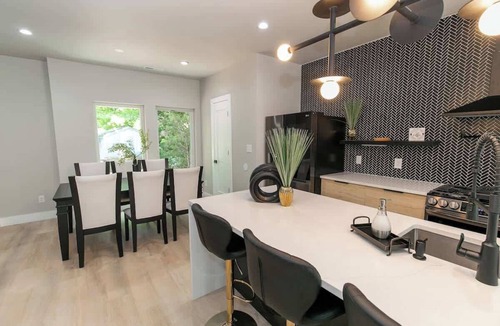 Biddleville House | Game Room | Rooftop | Sleeps 16 | Mins to Downtown
