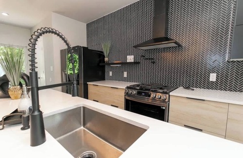 Biddleville House | Game Room | Rooftop | Sleeps 16 | Mins to Downtown