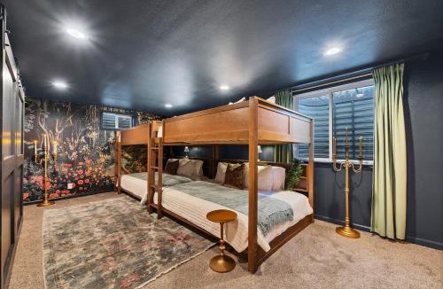Lamar Heights Area House | Game Rooms, Hot Tub & Fire Pit