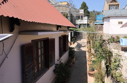 Da Lat Apartment | Gaming: PS4 pro, computer , nitendo. Coffee shop bar and breakfast . Rose garden