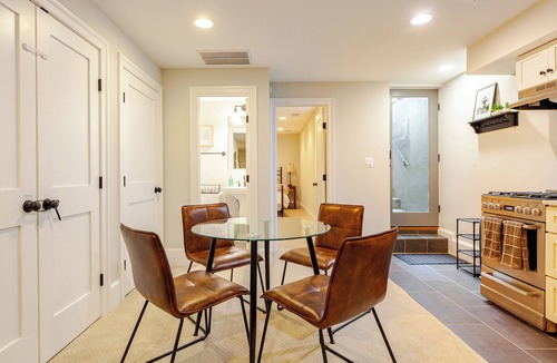 Capitol Hill Apartment | Garage, King Bed, and Queen Pullout in Cap Hill. Two Blocks to Metro/Restaurants
