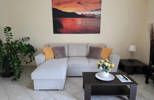 Itea Apartment | Garden apartment 20m from the sea
