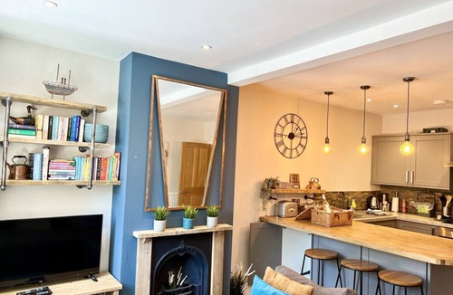 Southsea Apartment | Garden apt - Beach at end of Road Private Parking