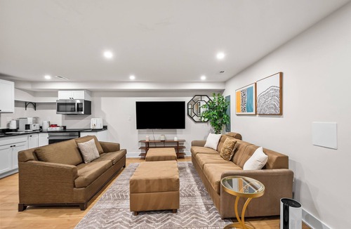 Columbia Heights Apartment | Garden apt sleeps 8 in NW DC w/parking near metro