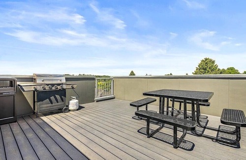 Wallingford Apartment | Garden Dahlia Studio in Wallingford - 97 Walkscore
