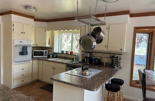 Durango House | Garden Home, private and spacious with hot tub, only 5 minutes to city center